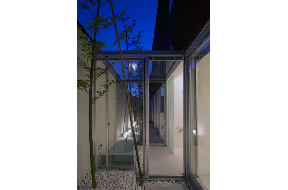 HOUSE WITH MAPLE TREE: Open-air bath