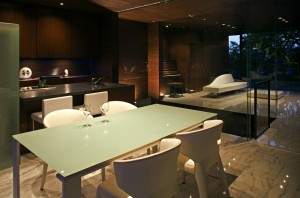 HOUSE WITH MAPLE TREE: Dining kitchen