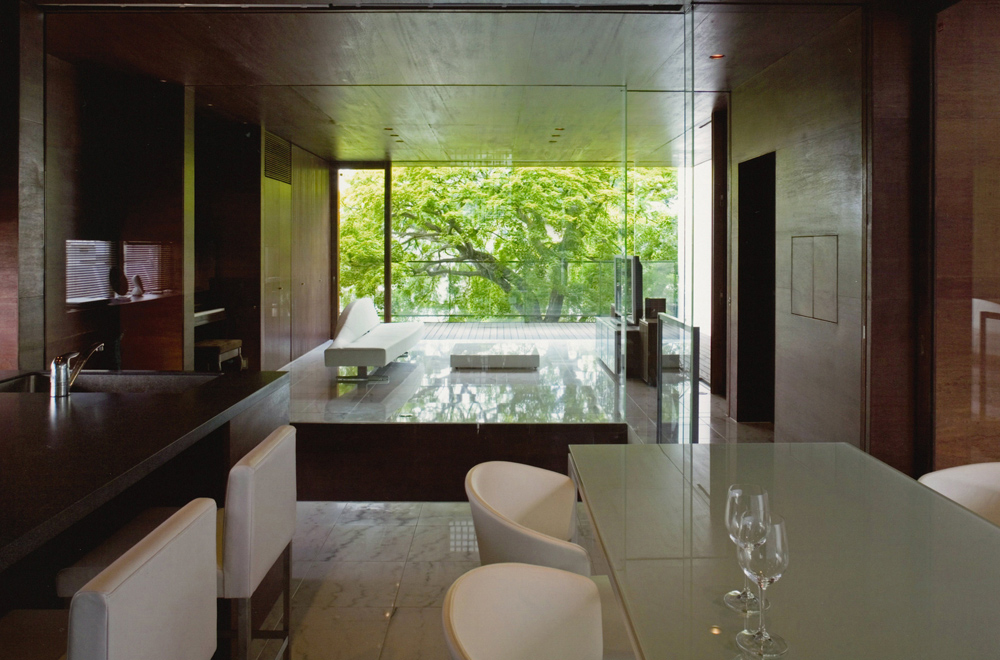 HOUSE WITH MAPLE TREE: Dining kitchen