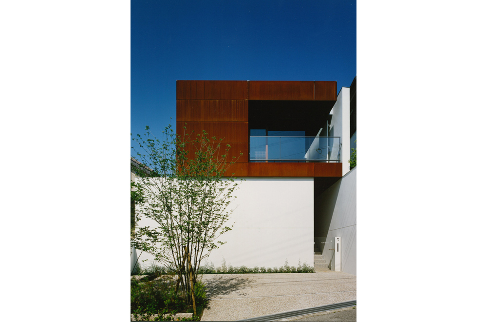 HOUSE WITH MAPLE TREE: Facade