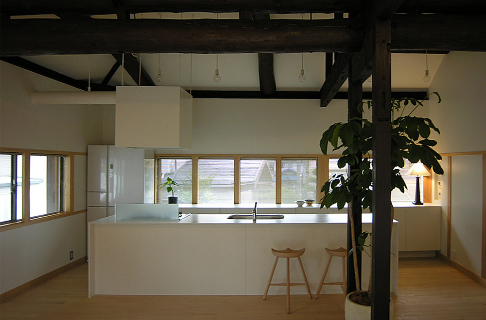 CROSS BEAM: Dining kitchen