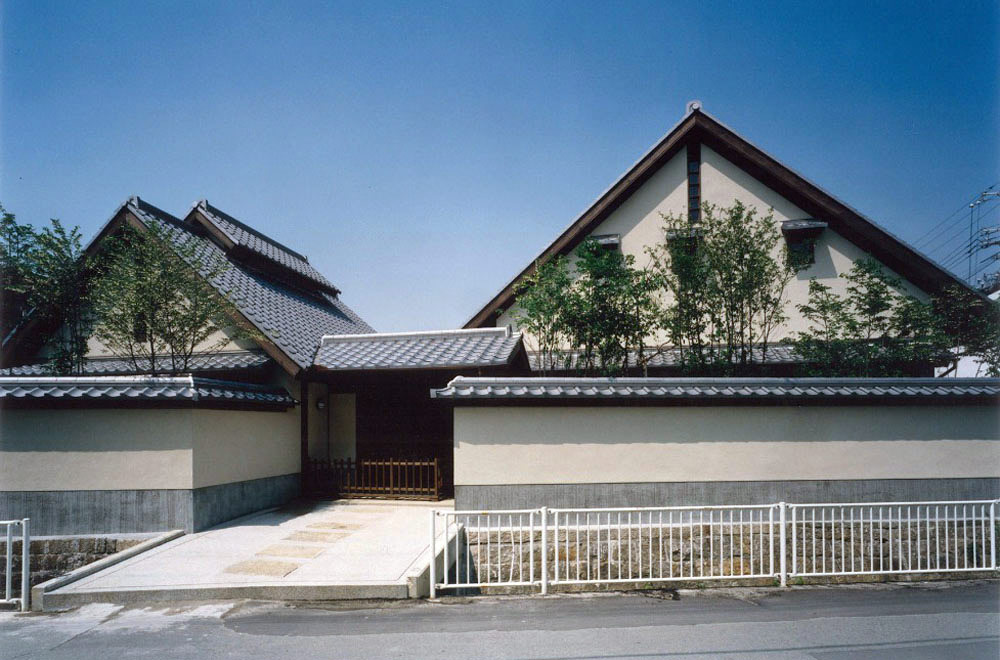 LARGE ROOF HOUSE: Facade