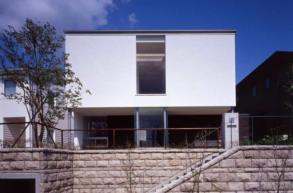 FLOATING FLOOR HOUSE: Facade