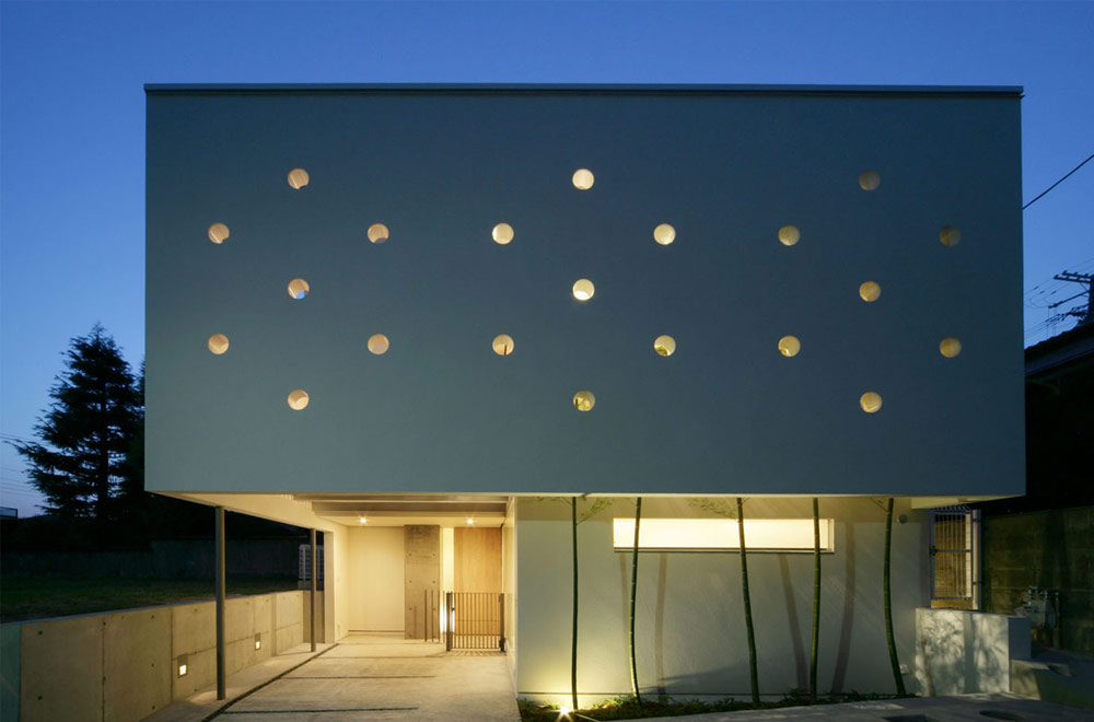 STAR HOUSE: Facade (in the night)