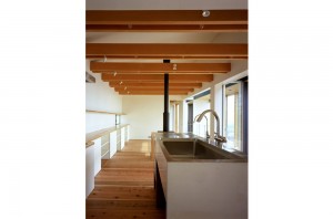 FLYING HOUSE: Dining kitchen