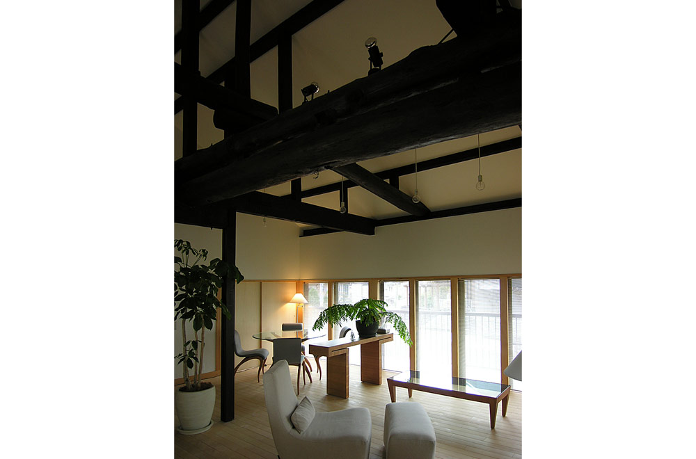 CROSS BEAM: Living room