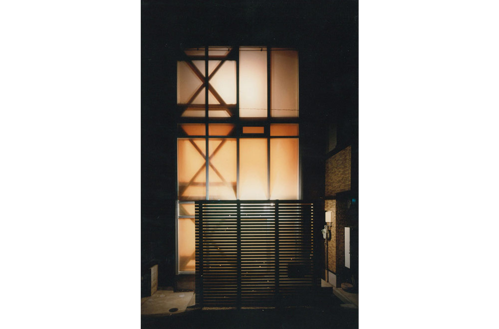 SLEEVED HOUSE: Facade (in the night)