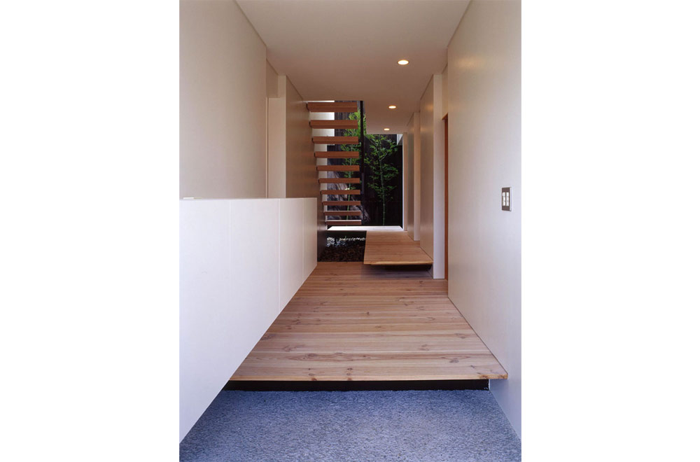 FLOATING FLOOR HOUSE: Entrance