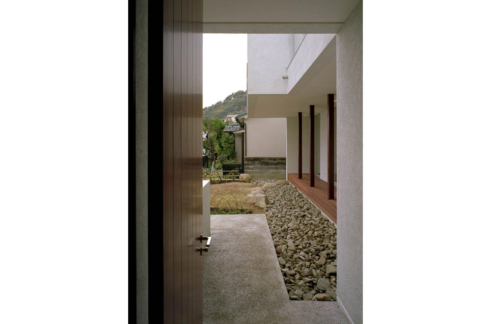 HOUSE IN MOTOYAMA: Approach