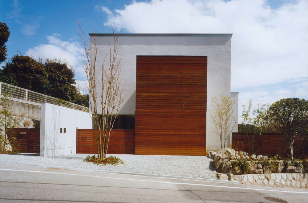 HOUSE IN KENTANI: Facade