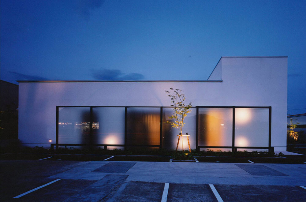 SATO CLINIC: Facade (in the night)