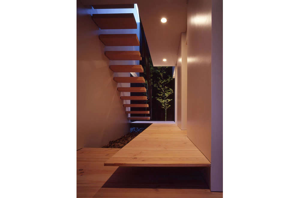 FLOATING FLOOR HOUSE: Under stairs