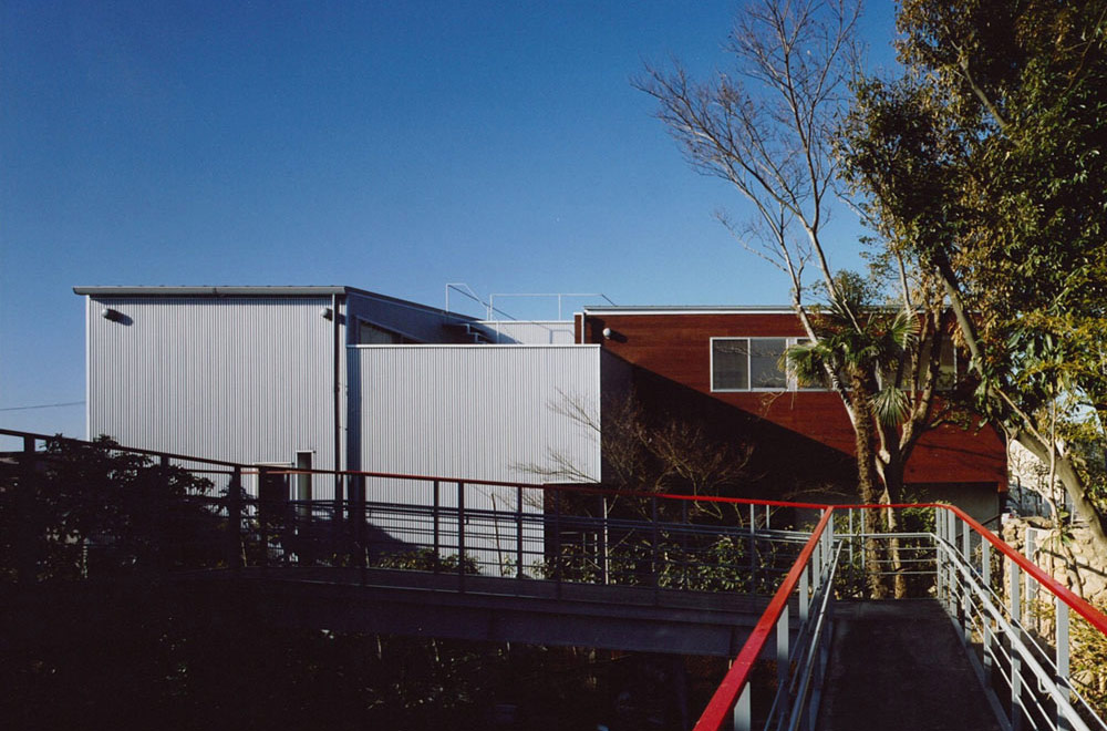 HOUSE WITH THE PEDESTRIAN DECK: Approach