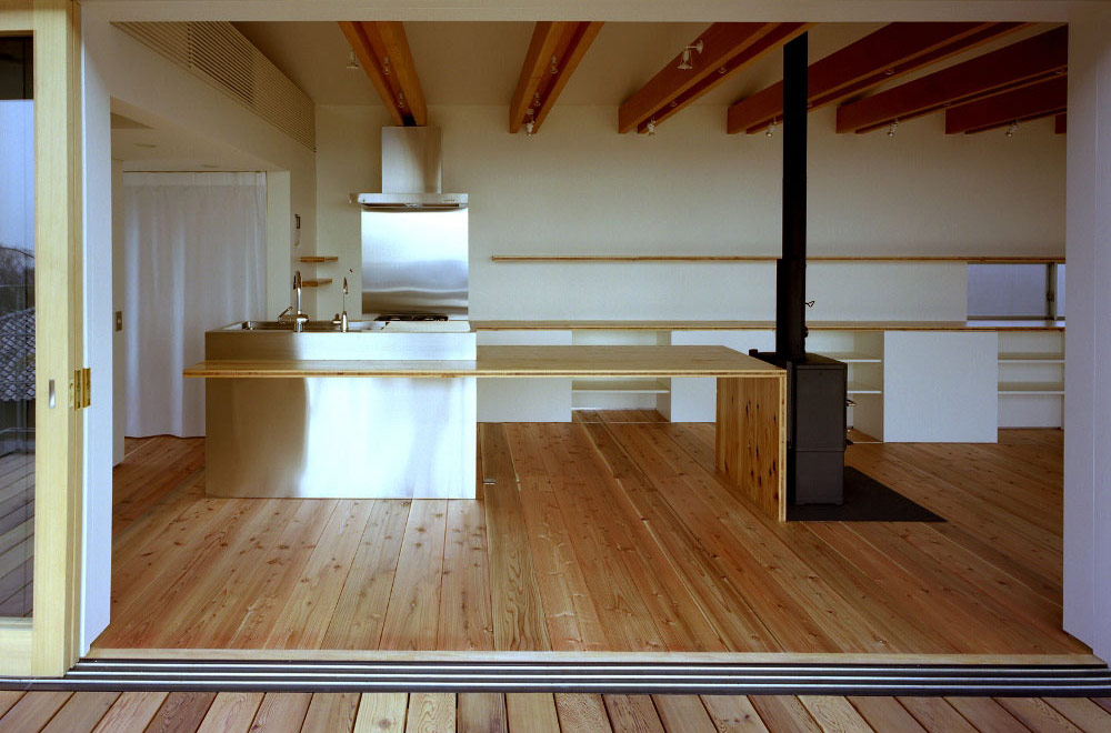 FLYING HOUSE: Dining kitchen
