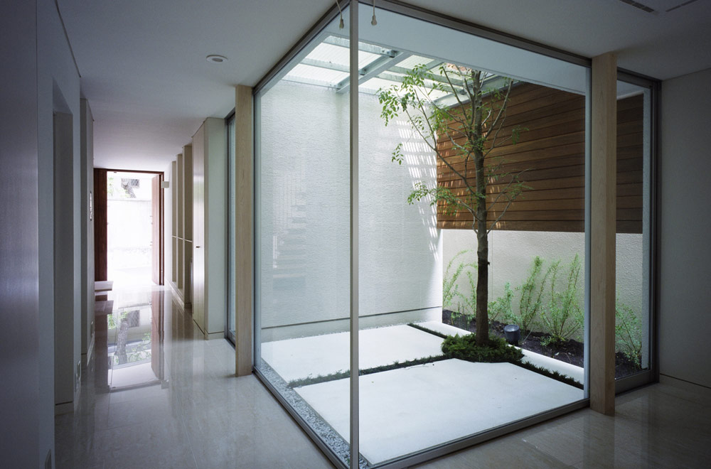 GLASS FACADE: Courtyard