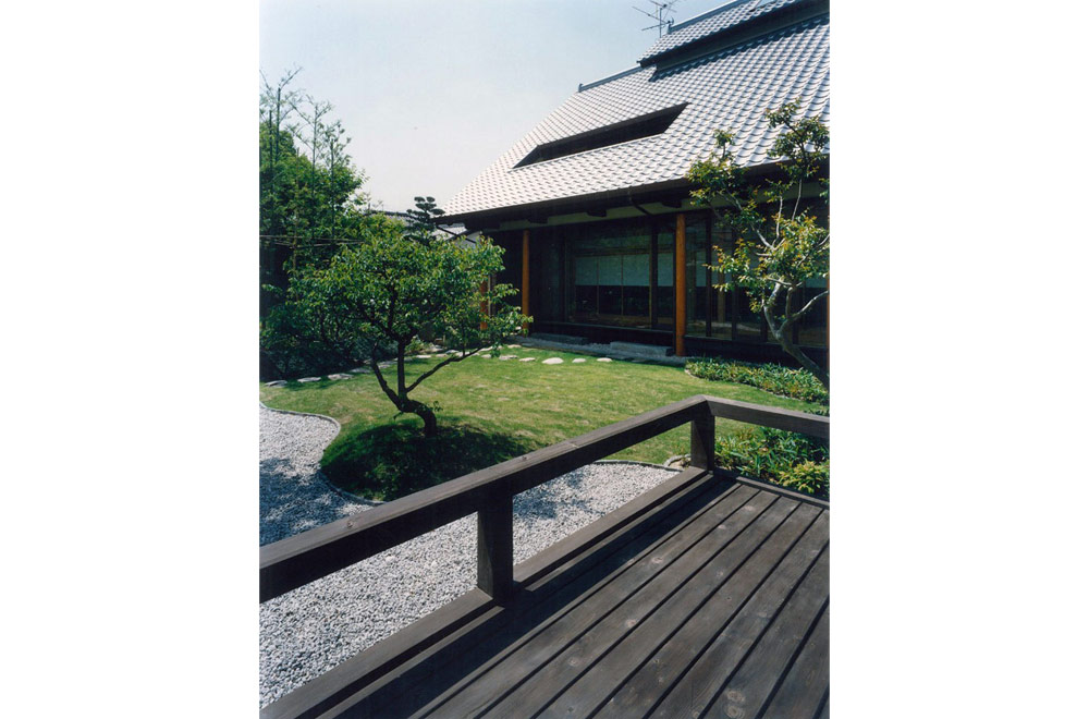 LARGE ROOF HOUSE: Terrace