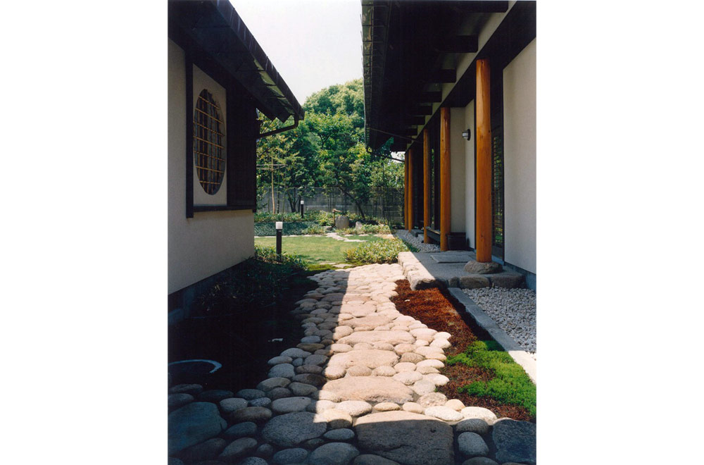 LARGE ROOF HOUSE: Courtyard