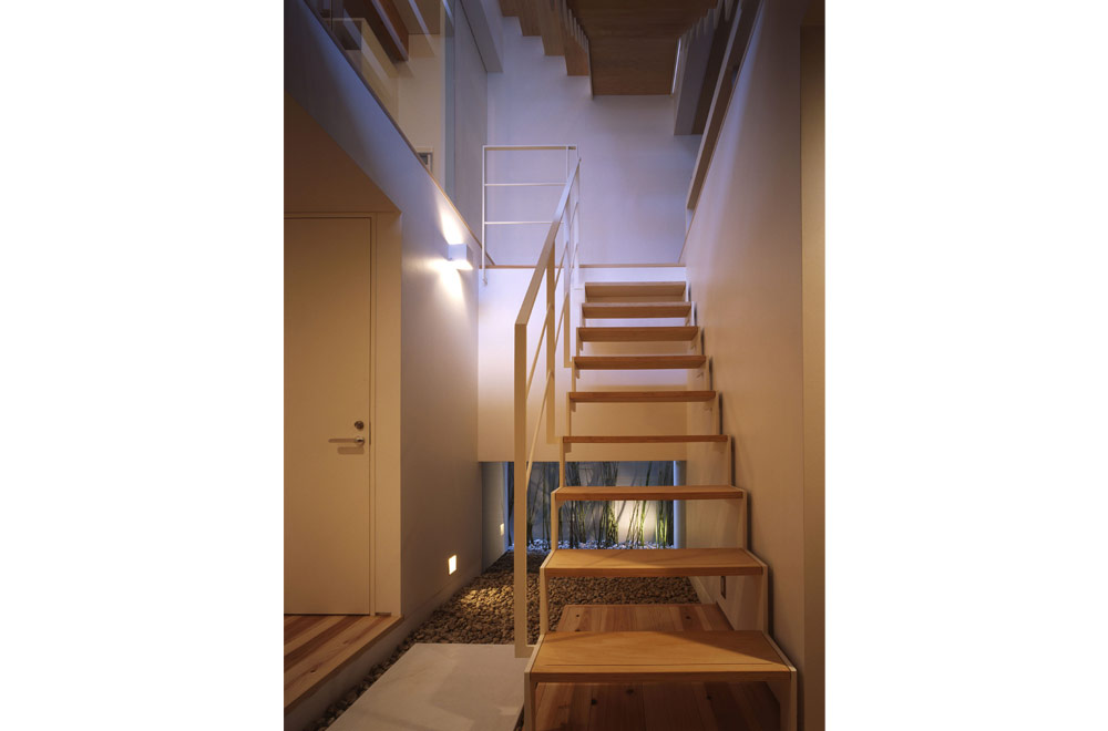 HOUSE IN JINAICHOU: Stairs