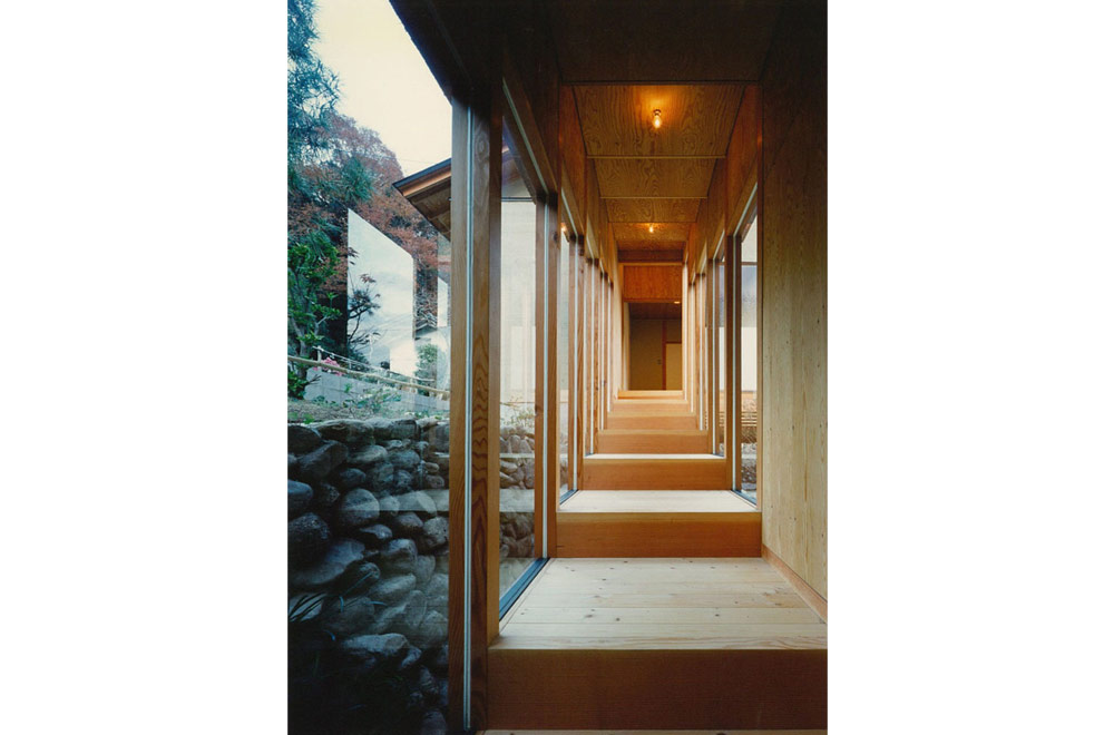 HOUSE IN INAGAWA: Roofed passage