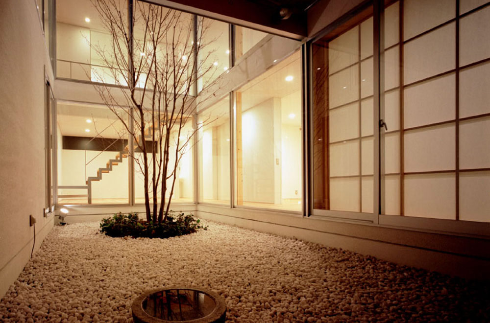 T-COURT HOUSE: Courtyard (in the night)