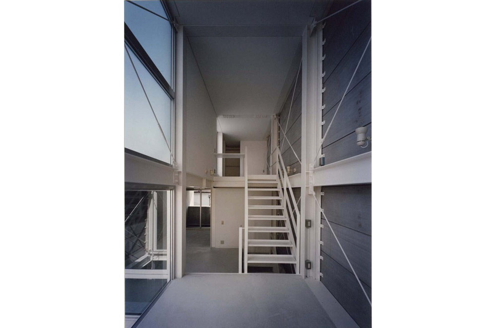 HOUSE WITH PILOTI: Mezzanine