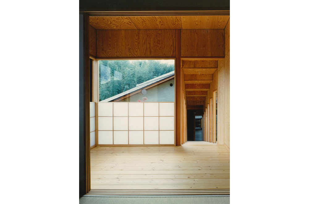 HOUSE IN INAGAWA: Roofed passage