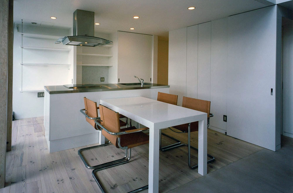 HOUSE IN NANPEIDAI: Living room & Dining kitchen