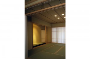 HOUSE WITH THE PEDESTRIAN DECK: Japanese-style room