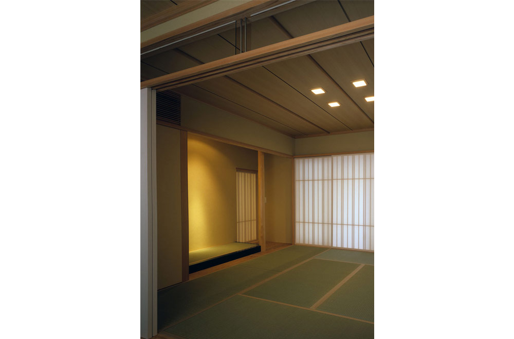 HOUSE WITH THE PEDESTRIAN DECK: Japanese-style room