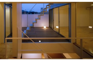 HOUSE WITH THE PEDESTRIAN DECK: Deck terrace