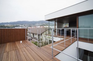 TWIN COURT HOUSE: Deck terrace