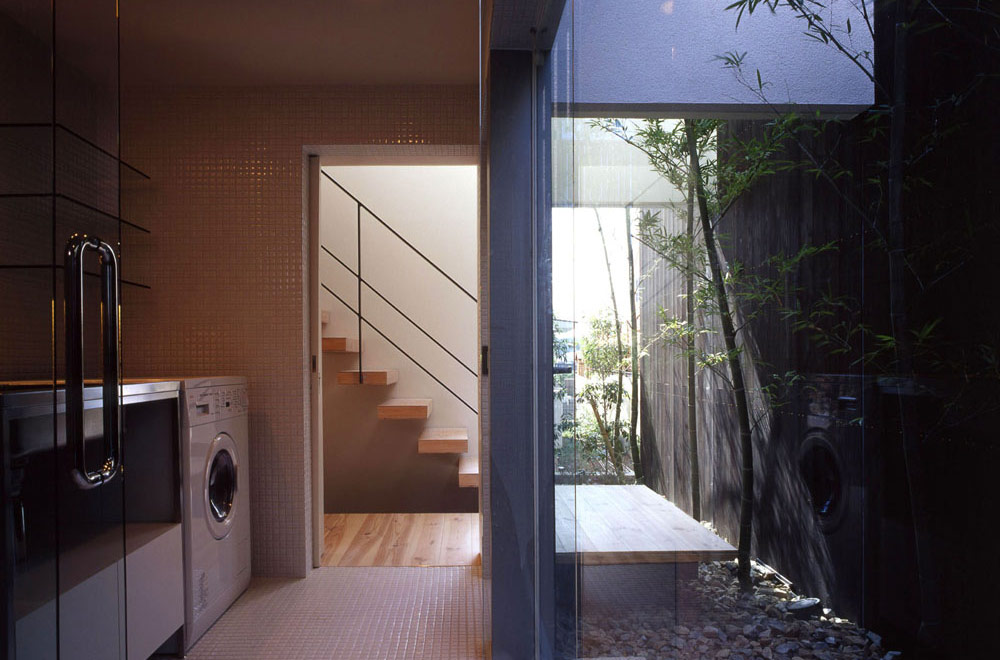 FLOATING FLOOR HOUSE: Dressing room