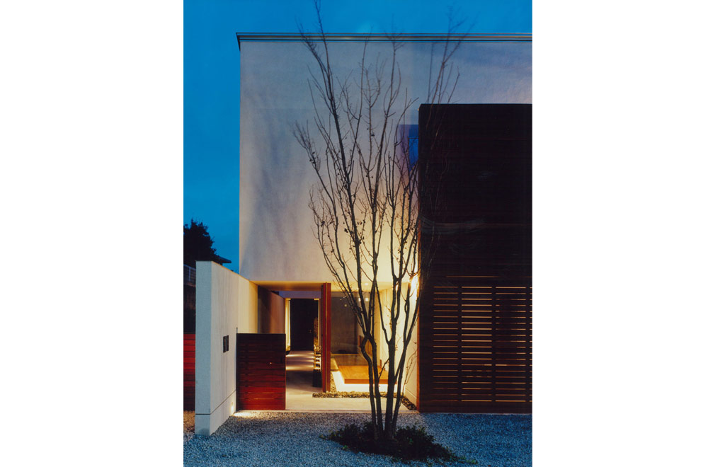 HOUSE IN KENTANI: Facade (in the night)