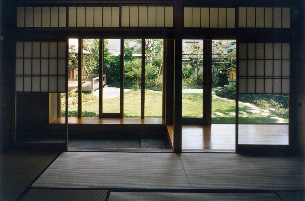 LARGE ROOF HOUSE: Veranda