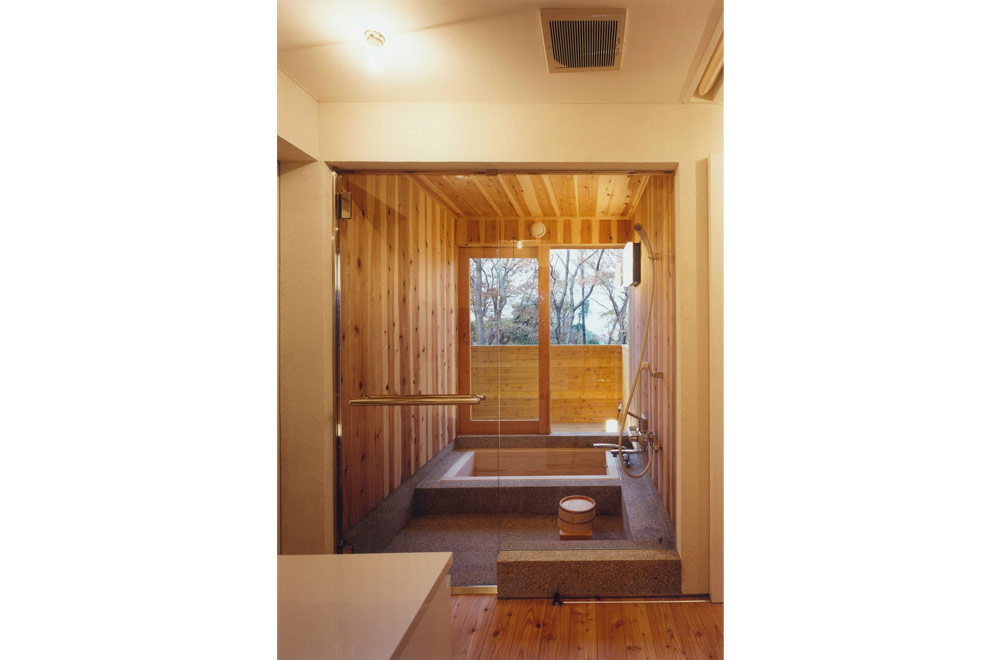 HOUSE IN IZU: Bathroom