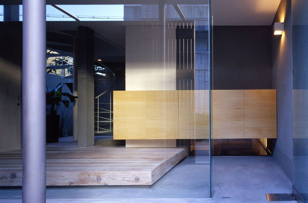 HOUSE IN MIYANISHICHO: Earthen floor door