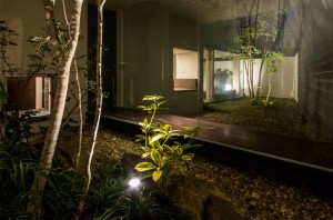 GLASS BRIDGE: Courtyard (in the night)
