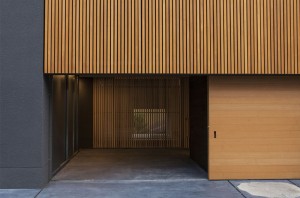 LOUVER FACADE: Entrance