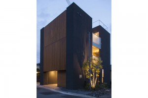 LOUVER FACADE: Appearance (in the night)