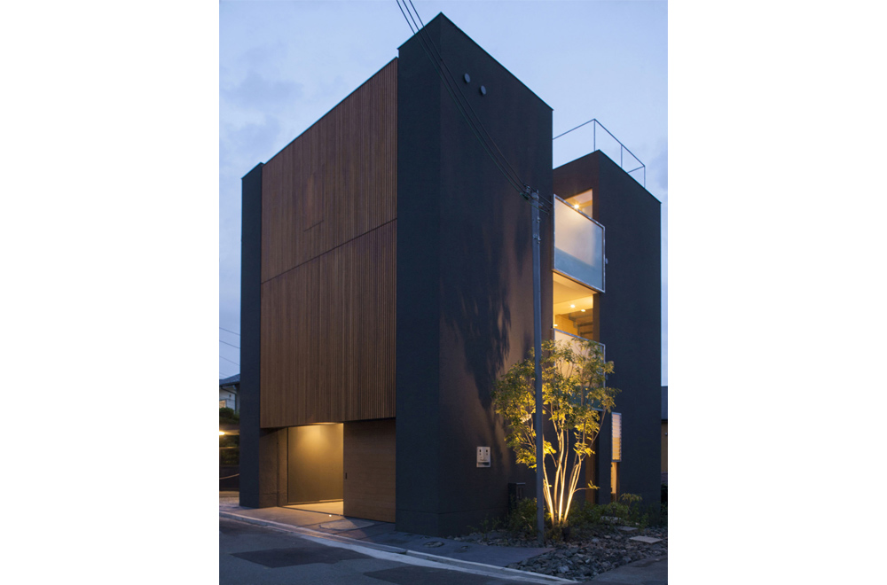 LOUVER FACADE: Appearance (in the night)