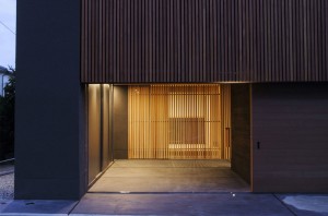 LOUVER FACADE: Entrance (in the night)