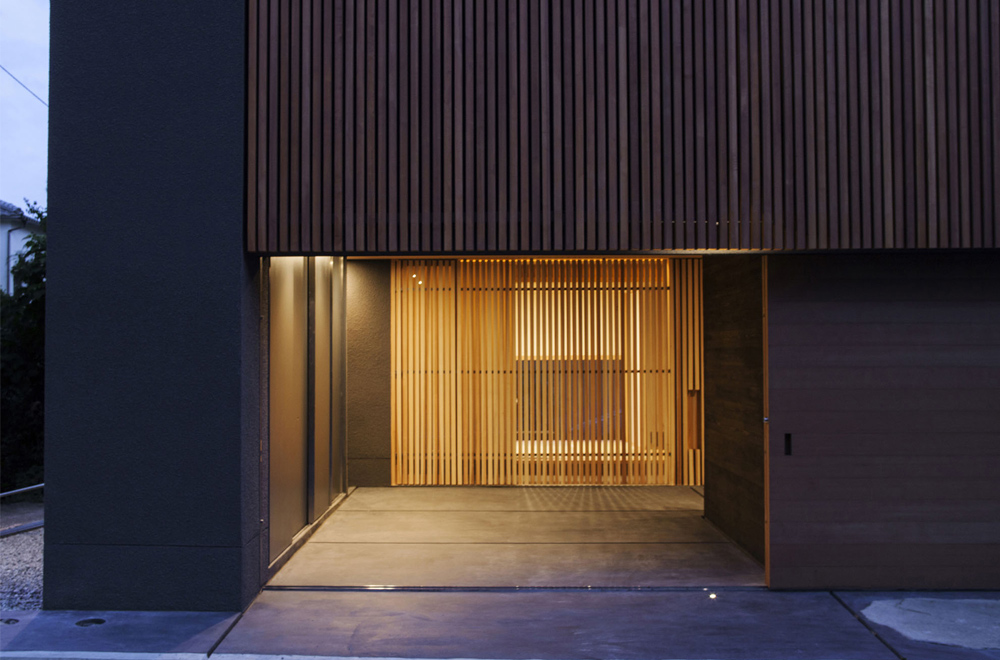 LOUVER FACADE: Entrance (in the night)