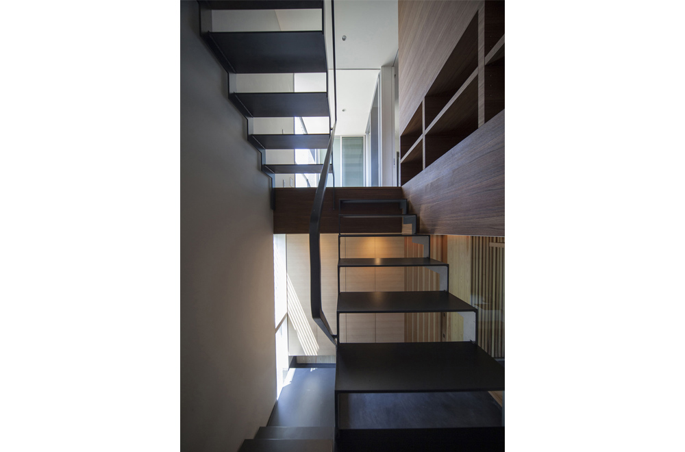 LOUVER FACADE: Stairs