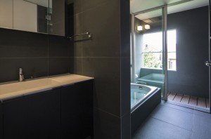 LOUVER FACADE: Bathroom