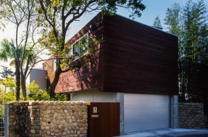 HOUSE WITH THE PEDESTRIAN DECK: Appearance