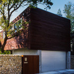 HOUSE WITH THE PEDESTRIAN DECK